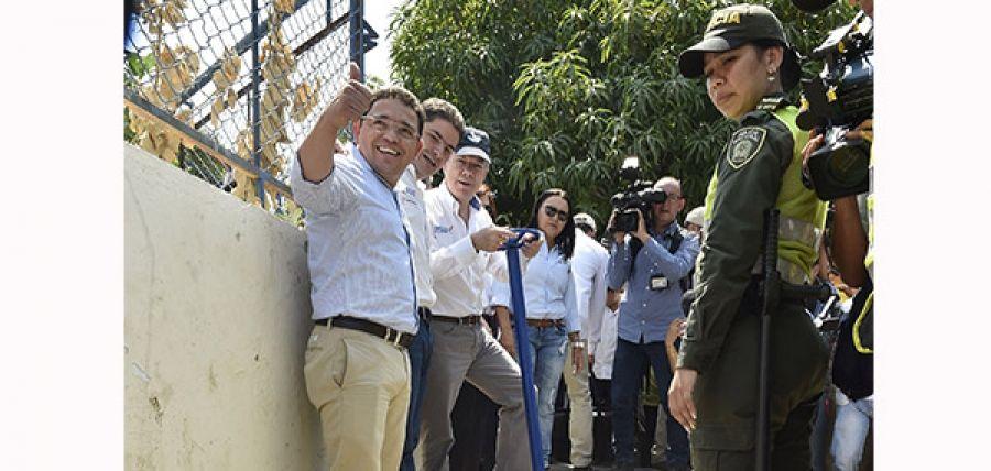 Comitiva del presidente Santos comete atropellos contra medios locales
