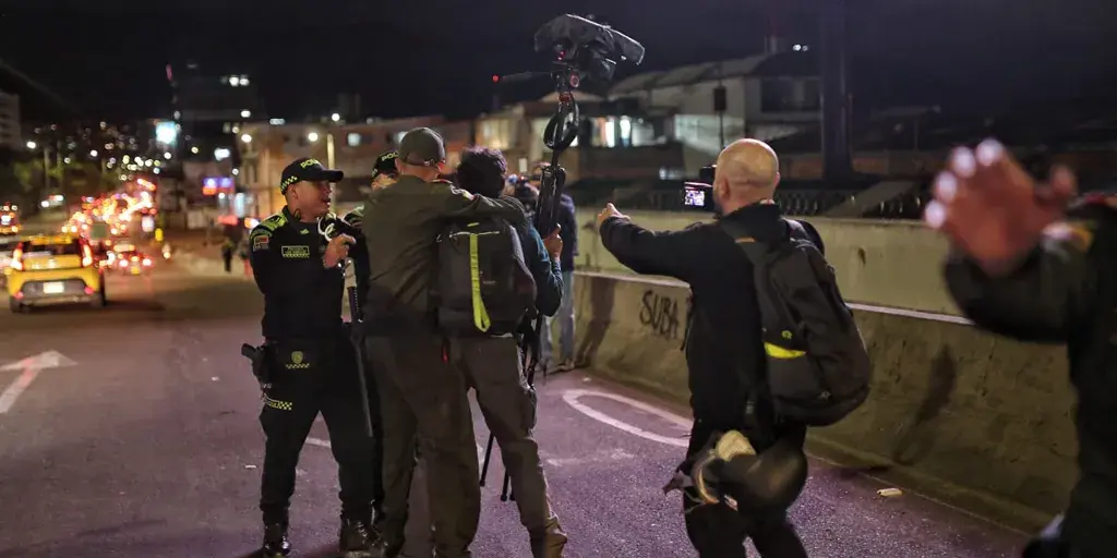 Integrantes de la Policía Nacional agreden a cinco periodistas en Bogotá